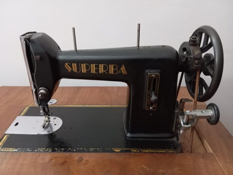 Makine qepese retro gjermane per shitje, makine qepese retro superba, makine qepese me rote dore, superba sewing machine for sale, makina qepese superba me tavoline, blerje makine qepese superba, shitje makine qepese vintage