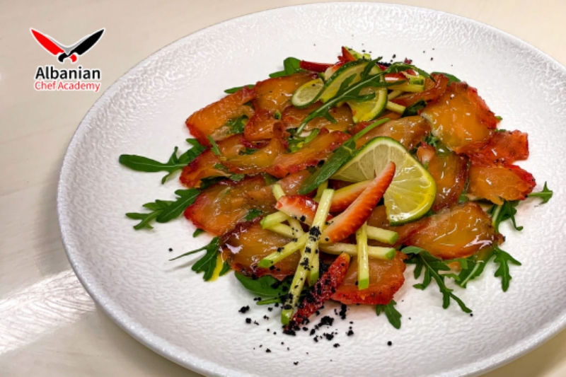 Kurs Formimi Profesional, Certifikim dhe Punesim i Garantuar. Kursi per Ndihmes Kuzhinier zgjat vetem 3 muaj dhe eshte nje mundesi jashtezakonisht e mire per te hyre ne boten e kuzhnes. Punesim ne restorant i garantuar pas perfundimit te kursit. 